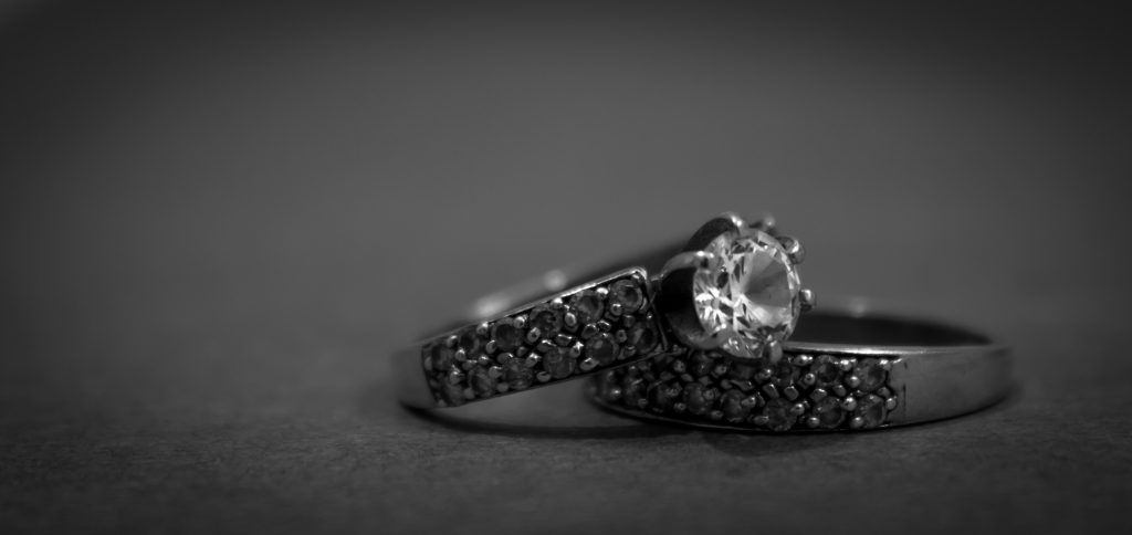 Diferencia entre anillo de compromiso y de matrimonio